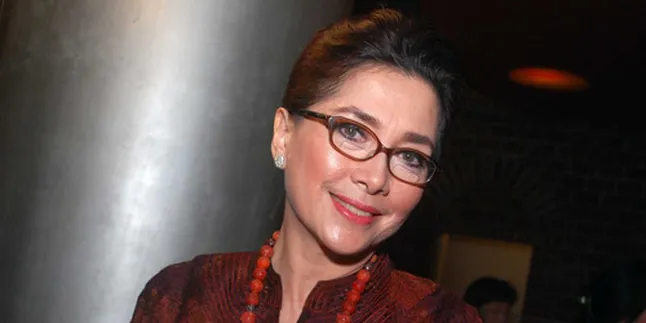 Widyawati Kenang Hari Ulang Tahun Sophan Sophiaan