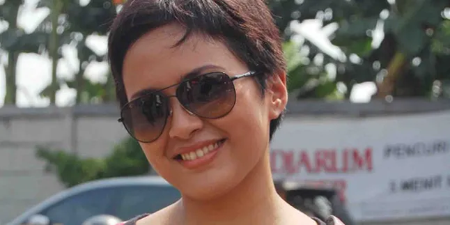 Sarah Sechan, Lebih Ringkas Dengan Rambut Pendek Sarah Sechan, Lebih Ringkas Dengan Rambut Pendek