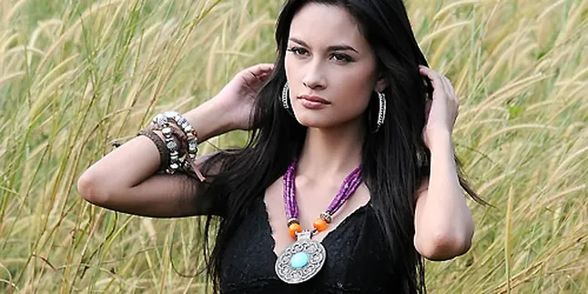 Rebecca, Seksi Itu Dilihat dari Aura