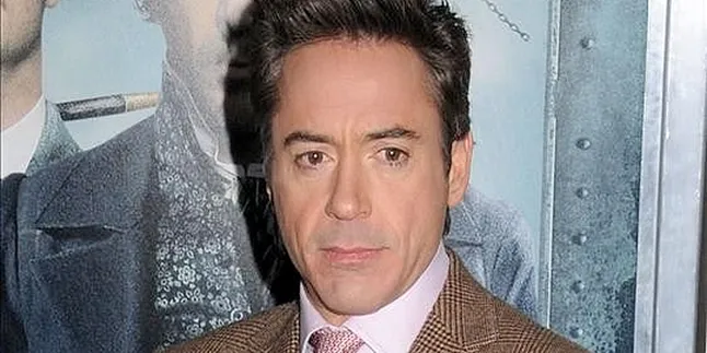 Robert Downey Jr Buka Rahasia Soal 'SHERLOCK HOLMES 2'