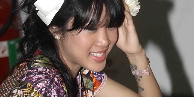 Widy Vierra, Pakai Batik Seperti Nenek-Nenek