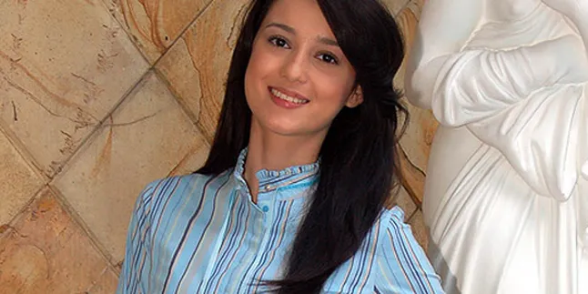 Julie Estelle Patah Hati?