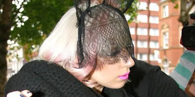 Lady GaGa Pasang Kaca di Seluruh Rumahnya Lady GaGa Pasang Kaca di Seluruh Rumahnya