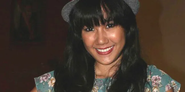 Ardina Rasti Jomblo Lebih Hemat Pulsa