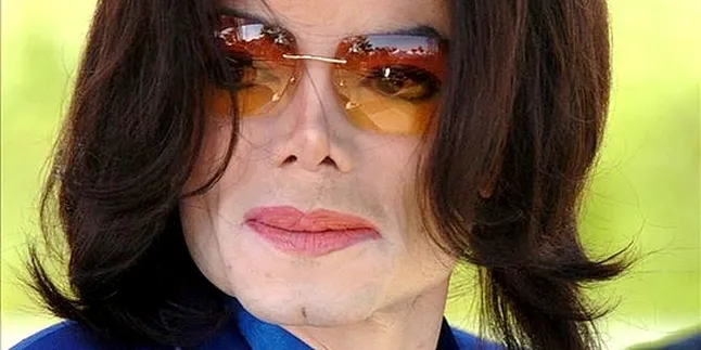 Tak Cukup Bunga di Makam Michael Jackson
