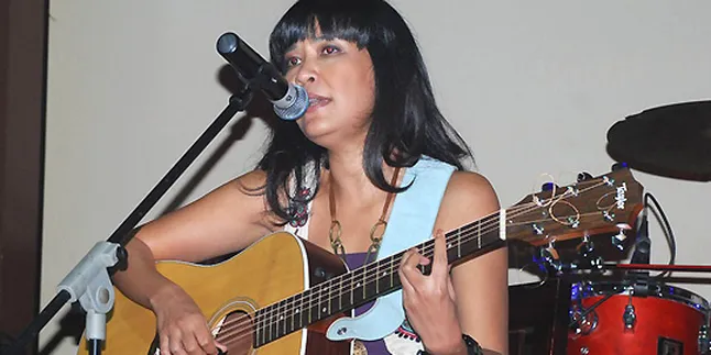 Oppie Andaresta Ramaikan Kampanye Anas Purbaningrum