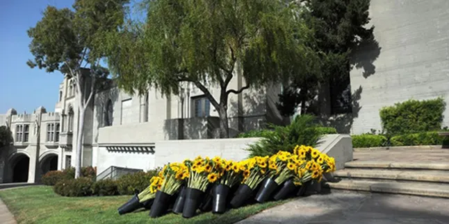 Makam Michael Jackson Dipenuhi Bunga Matahari