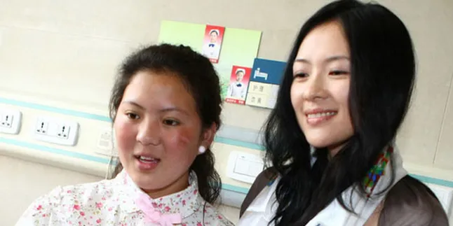 Zhang Ziyi Kunjungi Remaja Korban Gempa