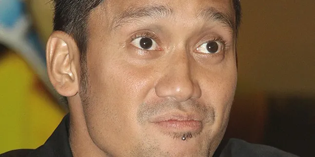 Baim Absen, Tora Sudiro Cium Artika Sari Devi