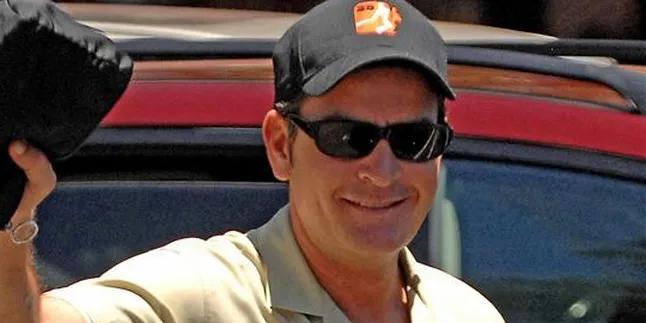 Charlie Sheen Kembali ke 'TWO AND A HALF MEN'