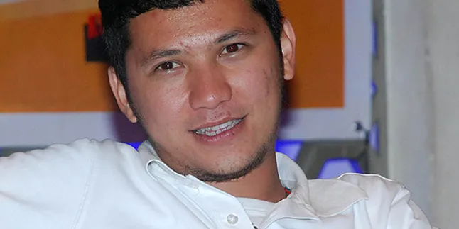 Gading Marten Salurkan Hasrat di Lapangan Hijau Gading Marten Salurkan Hasrat di Lapangan Hijau