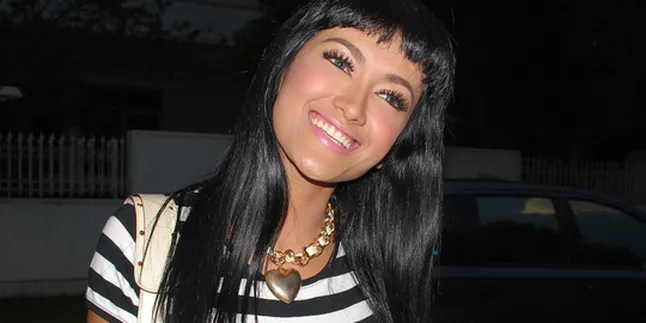 Julia Perez Bantah Dipecat Maia