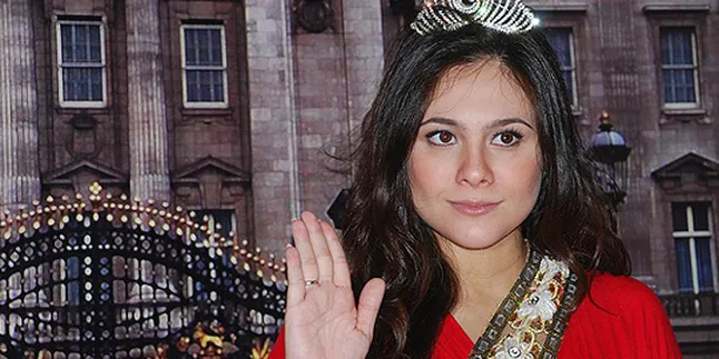 Baby Shower, Wulan Guritno Bak Queen Elizabeth