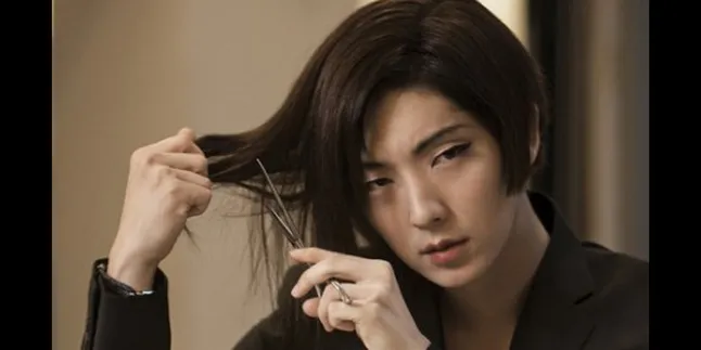 Lee Jun Ki Berpose di Majalah W