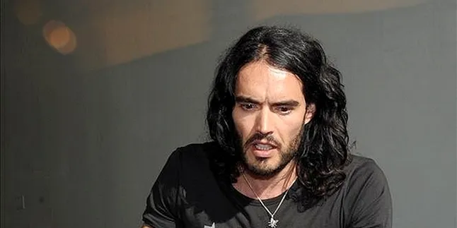 Menikah, Russell Brand Tak Undang Ayahnya
