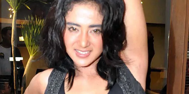 Dewi Perssik Syuting Diam-Diam di Rumah Dhani?