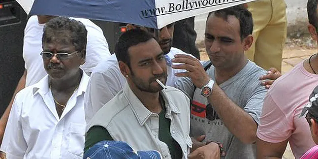 Merokok di Depan Umum, Ajay Devgan Didenda (Lagi)