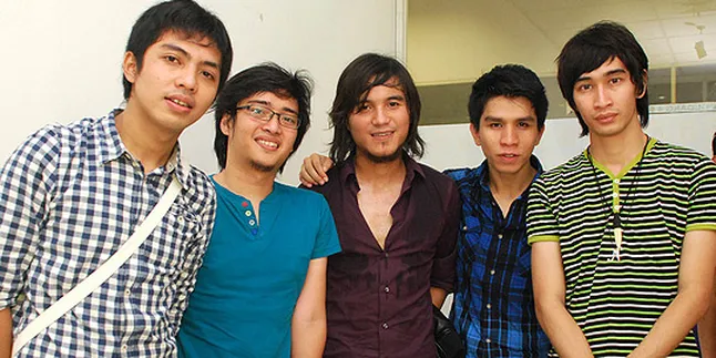 Album Kedua, Domino Dibantu Pacar