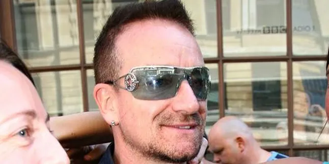 U2 Tangguhkan Tur di Amerika Utara