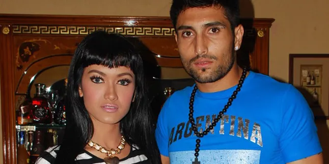 Julia Perez Salut Kekompakan Aremania - Jakmania