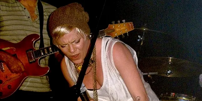 Masuk Arena Konser, Pink Terjun Dengan Balon