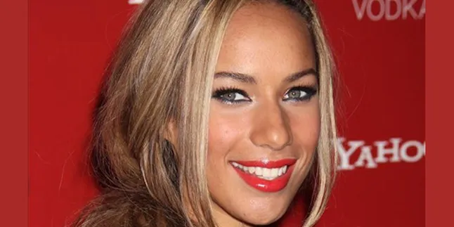 Leona Lewis Meluncur di Lift Rusak