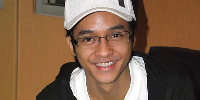 Adly Fairuz Lirik Dunia Investasi