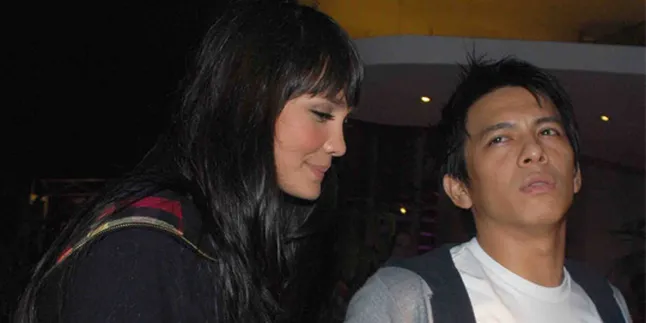 Farhat Abbas Laporkan Luna Maya dan Ariel