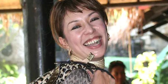 Syaharani Pukau Djarum Super Jazzy Ozzie Side Walk