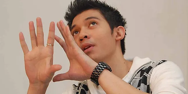 Irwansyah Nikmati Film dan Nyanyi