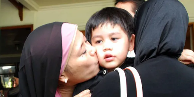 Dewi Yull: Gizka Semangati Anak Tunarungu