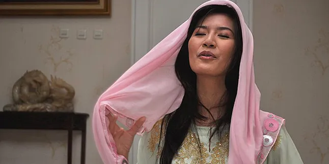 Asti Ananta Lancar Cium Hajar Aswad