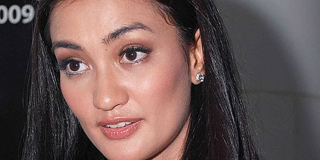 Atiqah Hasiholan Jadi Wanita Penghibur?