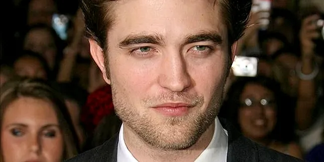 Soal Otot, Robert Pattinson Ngaku Kalah