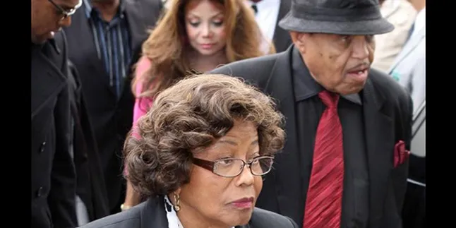 Ibu Michael Jackson Serang Balik Suaminya