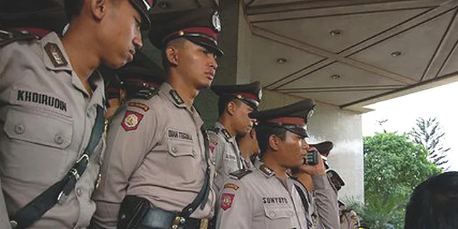 Cafe Milik Luna Maya Dijaga Ketat Polisi Cafe Milik Luna Maya Dijaga Ketat Polisi