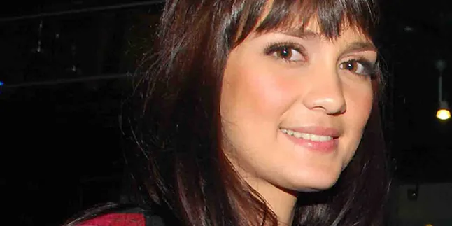 Luna Maya Tak Mau Tanggapi SMS Roy Suryo