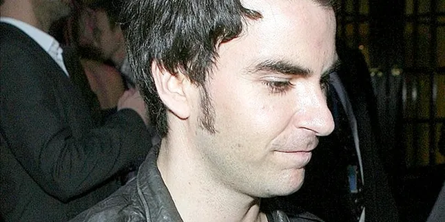 Kelly Jones Hadiri Pemakaman Stuart Cable