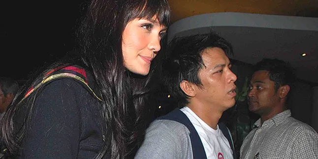 Ariel - Luna Dicekal di Bangka Ariel - Luna Dicekal di Bangka