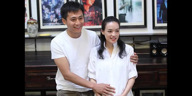 Shu Qi Tampil 'Hamil' di Preskon