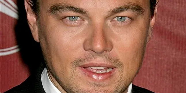 Leonardo DiCaprio Pakai Gaun?
