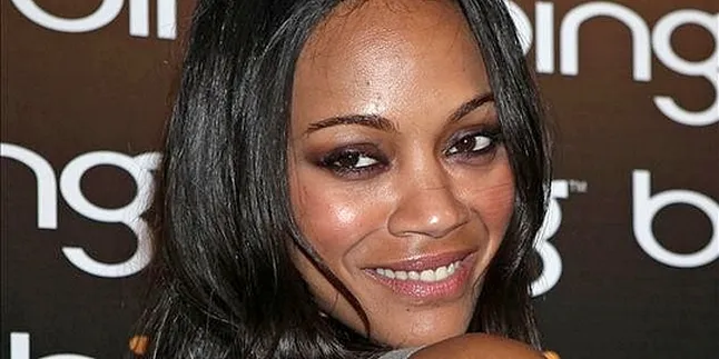 Zoe Saldana Akhirnya Bertunangan