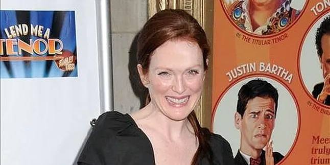 BBM Bikin Jari Julianne Moore Keriting
