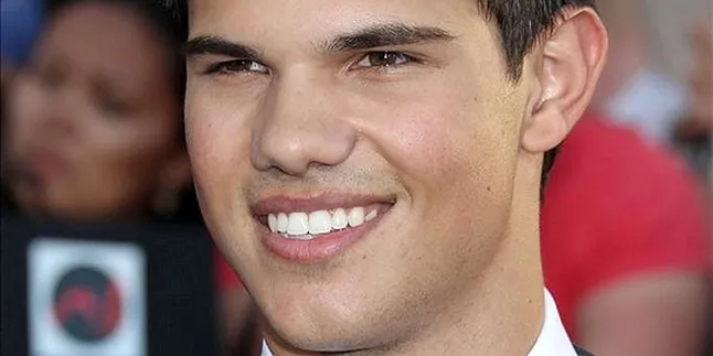 Taylor Lautner Masih Numpang Orang Tua