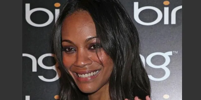 Zoe Saldana Jadi Model Calvin Klein Underwear
