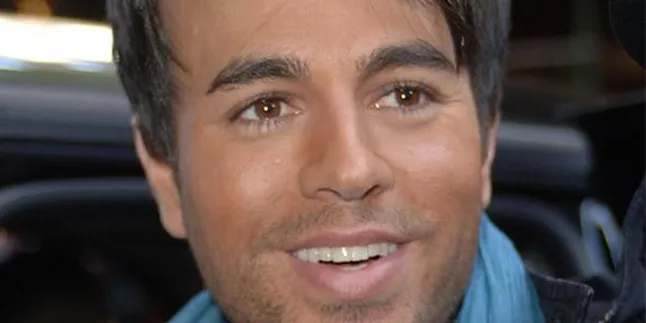 Spanyol Menang, Enrique Iglesias Selancar Telanjang