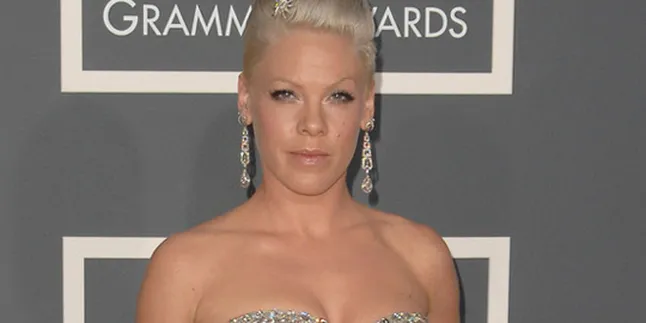 Kecelakaan di Panggung, Pink Dilarikan ke RS