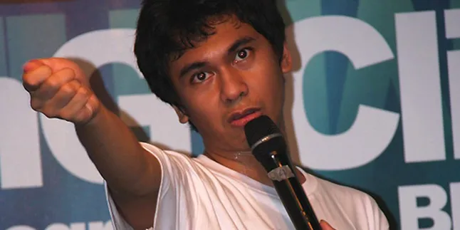 Raditya Dika, Awalnya Grogi Disorot Kamera