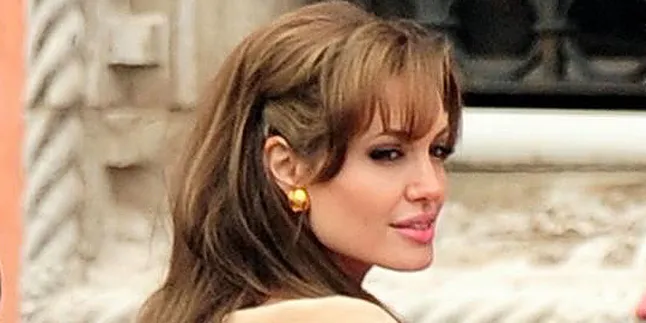 Angelina Jolie Ingin Perankan Elizabeth Taylor?
