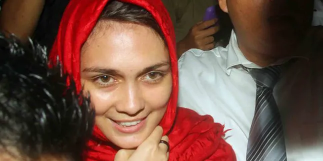 Luna Maya ke Mabes Tanda Tangan Wajib Lapor?